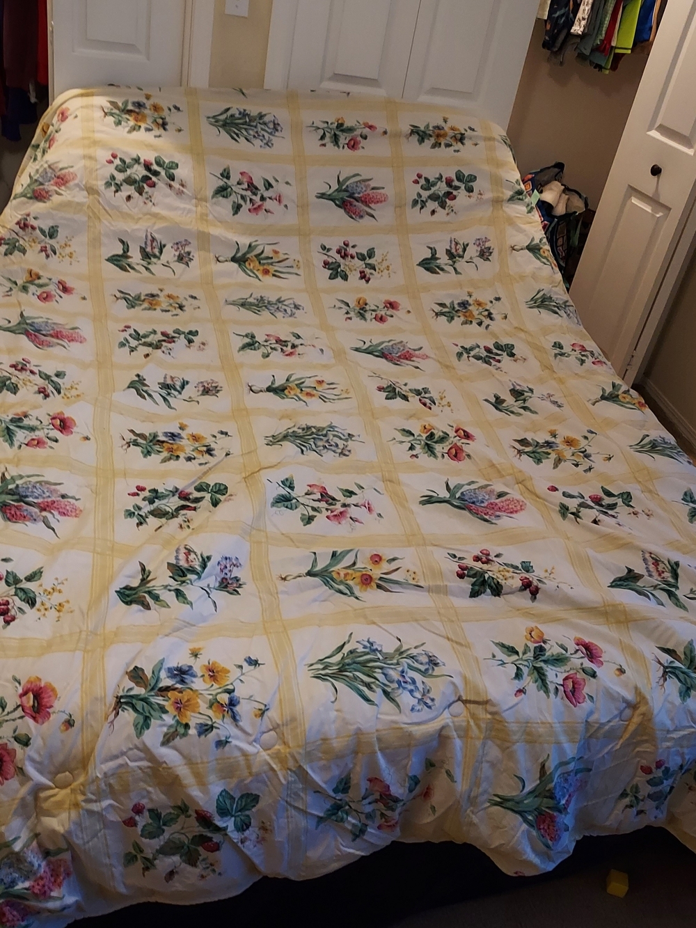 Floral Patchwork Comforter in Yellow and White